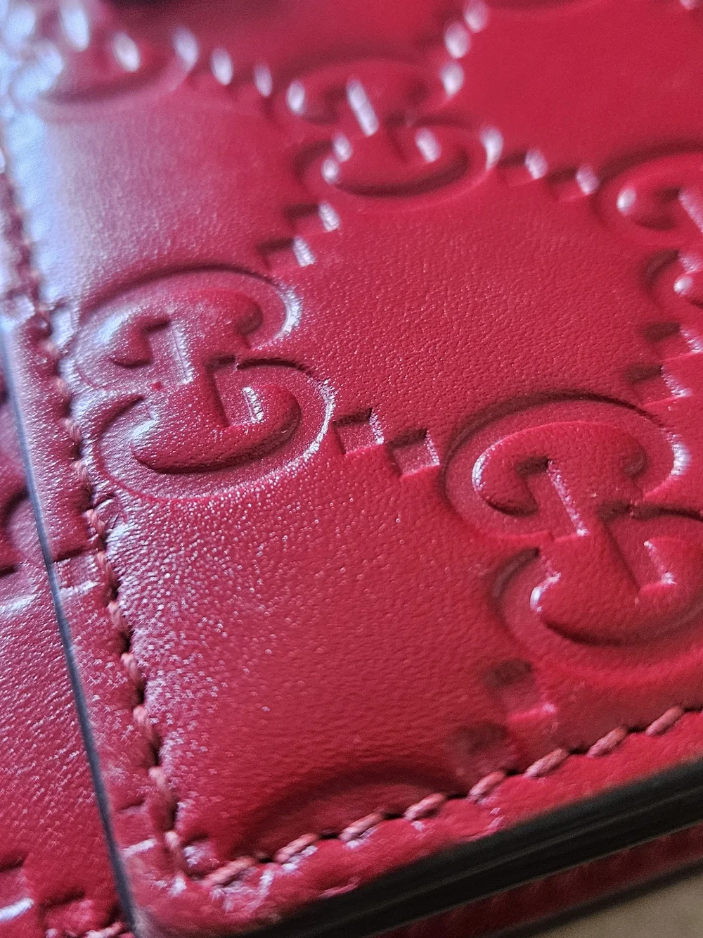 Embossed Interlocking Logo Red Wallet With COA - Picture 4 of 13
